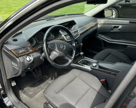 Черный Мерседес Е-Класс, объемом двигателя 2.2 л и пробегом 327 тыс. км за 10999 $, фото 14 на Automoto.ua