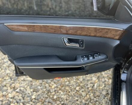 Черный Мерседес Е-Класс, объемом двигателя 2.2 л и пробегом 306 тыс. км за 9499 $, фото 7 на Automoto.ua