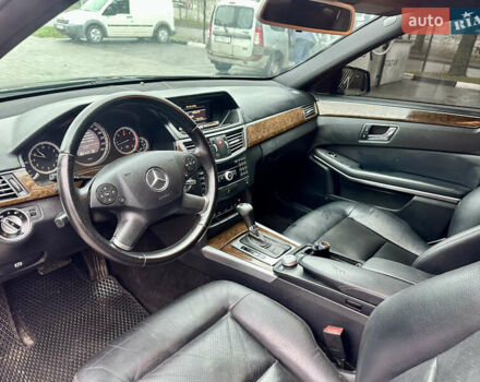 Черный Мерседес Е-Класс, объемом двигателя 2.2 л и пробегом 327 тыс. км за 11300 $, фото 15 на Automoto.ua