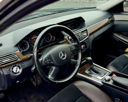 Черный Мерседес Е-Класс, объемом двигателя 2.1 л и пробегом 342 тыс. км за 10600 $, фото 4 на Automoto.ua