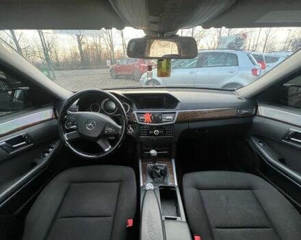 Черный Мерседес Е-Класс, объемом двигателя 2.2 л и пробегом 306 тыс. км за 9499 $, фото 12 на Automoto.ua