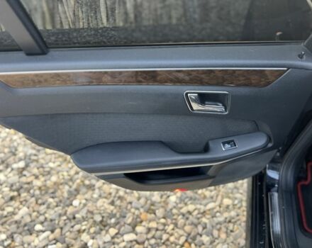 Черный Мерседес Е-Класс, объемом двигателя 2.2 л и пробегом 306 тыс. км за 9499 $, фото 15 на Automoto.ua