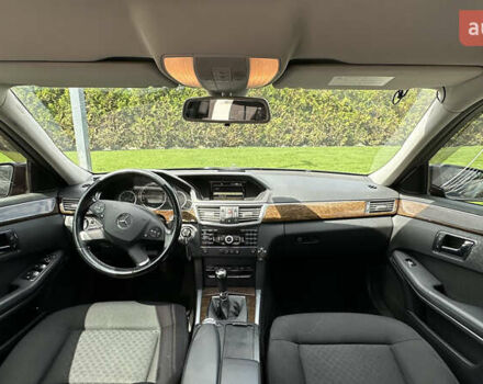 Черный Мерседес Е-Класс, объемом двигателя 2.2 л и пробегом 327 тыс. км за 10999 $, фото 11 на Automoto.ua