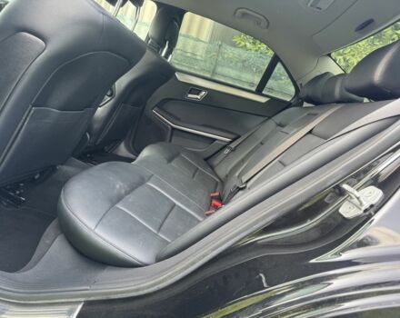 Черный Мерседес Е-Класс, объемом двигателя 2 л и пробегом 140 тыс. км за 581 $, фото 3 на Automoto.ua