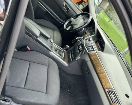 Черный Мерседес Е-Класс, объемом двигателя 2.2 л и пробегом 327 тыс. км за 10999 $, фото 16 на Automoto.ua