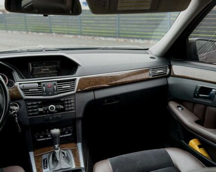 Черный Мерседес Е-Класс, объемом двигателя 2.1 л и пробегом 342 тыс. км за 10600 $, фото 6 на Automoto.ua