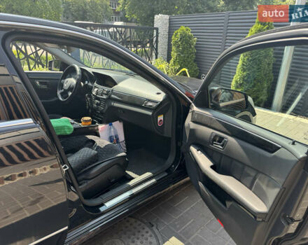 Черный Мерседес Е-Класс, объемом двигателя 2.1 л и пробегом 310 тыс. км за 15500 $, фото 2 на Automoto.ua