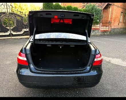 Черный Мерседес Е-Класс, объемом двигателя 2.2 л и пробегом 280 тыс. км за 10200 $, фото 3 на Automoto.ua