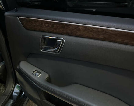 Черный Мерседес Е-Класс, объемом двигателя 2.2 л и пробегом 268 тыс. км за 10800 $, фото 7 на Automoto.ua