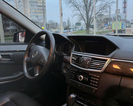 Черный Мерседес Е-Класс, объемом двигателя 2.2 л и пробегом 268 тыс. км за 10800 $, фото 5 на Automoto.ua