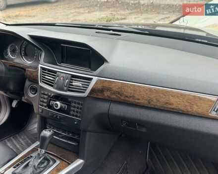 Черный Мерседес Е-Класс, объемом двигателя 1.8 л и пробегом 370 тыс. км за 10500 $, фото 12 на Automoto.ua
