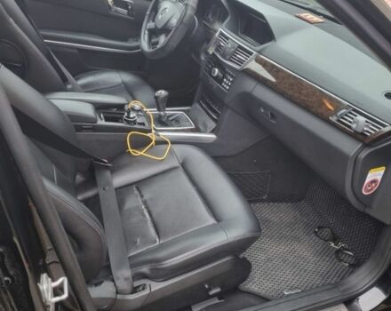 Черный Мерседес Е-Класс, объемом двигателя 2.1 л и пробегом 269 тыс. км за 11000 $, фото 6 на Automoto.ua