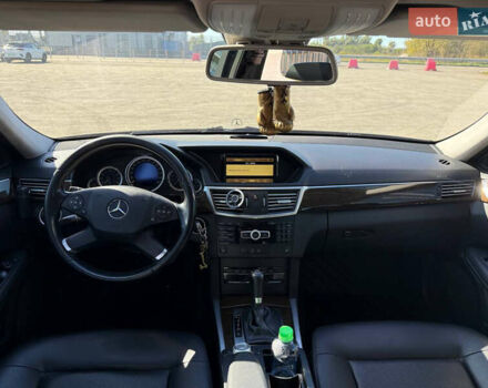 Черный Мерседес Е-Класс, объемом двигателя 1.8 л и пробегом 415 тыс. км за 11200 $, фото 6 на Automoto.ua
