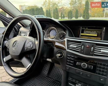 Черный Мерседес Е-Класс, объемом двигателя 2.14 л и пробегом 336 тыс. км за 11200 $, фото 18 на Automoto.ua