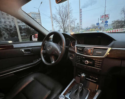 Черный Мерседес Е-Класс, объемом двигателя 2.2 л и пробегом 268 тыс. км за 10800 $, фото 8 на Automoto.ua