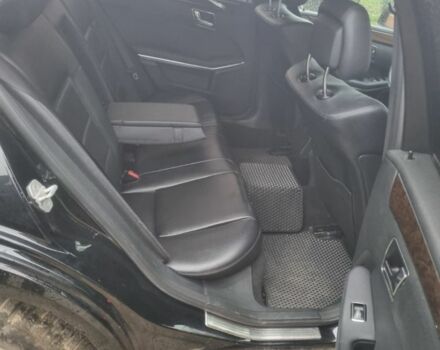 Черный Мерседес Е-Класс, объемом двигателя 2.1 л и пробегом 269 тыс. км за 11000 $, фото 4 на Automoto.ua