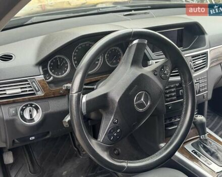 Черный Мерседес Е-Класс, объемом двигателя 1.8 л и пробегом 370 тыс. км за 10500 $, фото 4 на Automoto.ua