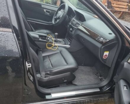 Черный Мерседес Е-Класс, объемом двигателя 2.1 л и пробегом 269 тыс. км за 11000 $, фото 3 на Automoto.ua