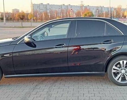 Мерседес Е-Класс 2011 в Черновцах на Automoto.ua Черный Мерседес Е-Класс, объемом двигателя 2.1 л и пробегом 234 тыс. км за 12000 $, фото 1 на Automoto.ua