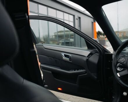 Черный Мерседес Е-Класс, объемом двигателя 3 л и пробегом 270 тыс. км за 14300 $, фото 6 на Automoto.ua