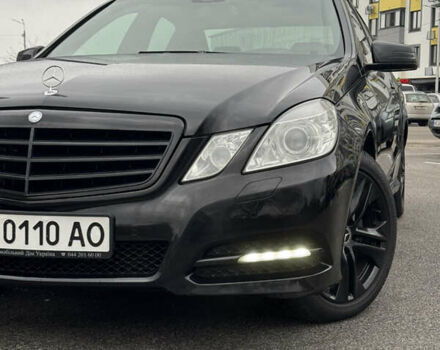 Черный Мерседес Е-Класс, объемом двигателя 2.2 л и пробегом 333 тыс. км за 13600 $, фото 1 на Automoto.ua
