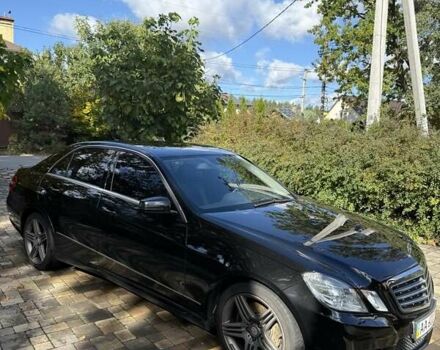 Черный Мерседес Е-Класс, объемом двигателя 2.2 л и пробегом 253 тыс. км за 18500 $, фото 1 на Automoto.ua