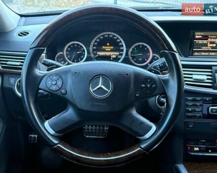 Черный Мерседес Е-Класс, объемом двигателя 2.1 л и пробегом 250 тыс. км за 12000 $, фото 11 на Automoto.ua