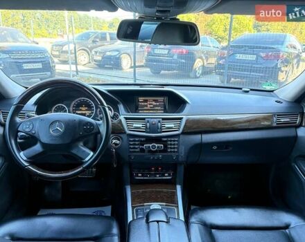 Черный Мерседес Е-Класс, объемом двигателя 2.1 л и пробегом 250 тыс. км за 12000 $, фото 10 на Automoto.ua