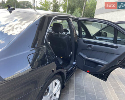 Черный Мерседес Е-Класс, объемом двигателя 2.2 л и пробегом 235 тыс. км за 16400 $, фото 10 на Automoto.ua