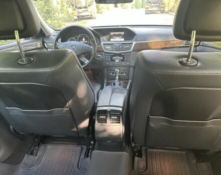 Черный Мерседес Е-Класс, объемом двигателя 1.8 л и пробегом 293 тыс. км за 9999 $, фото 6 на Automoto.ua