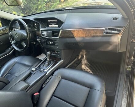 Черный Мерседес Е-Класс, объемом двигателя 1.8 л и пробегом 293 тыс. км за 9999 $, фото 4 на Automoto.ua