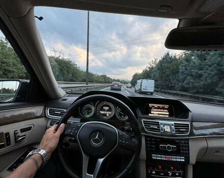 Черный Мерседес Е-Класс, объемом двигателя 2.1 л и пробегом 327 тыс. км за 17500 $, фото 4 на Automoto.ua