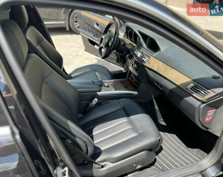 Черный Мерседес Е-Класс, объемом двигателя 2.2 л и пробегом 220 тыс. км за 17000 $, фото 12 на Automoto.ua