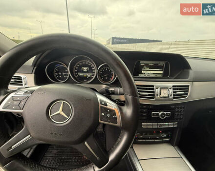 Черный Мерседес Е-Класс, объемом двигателя 2 л и пробегом 329 тыс. км за 13900 $, фото 6 на Automoto.ua