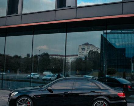 Черный Мерседес Е-Класс, объемом двигателя 5.46 л и пробегом 147 тыс. км за 35000 $, фото 11 на Automoto.ua