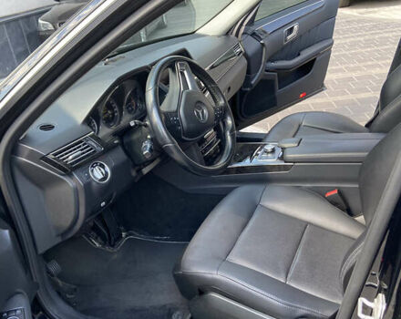 Черный Мерседес Е-Класс, объемом двигателя 2.2 л и пробегом 235 тыс. км за 16400 $, фото 12 на Automoto.ua