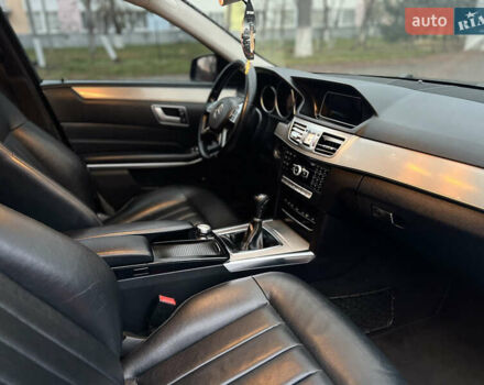 Черный Мерседес Е-Класс, объемом двигателя 2.2 л и пробегом 250 тыс. км за 11999 $, фото 2 на Automoto.ua