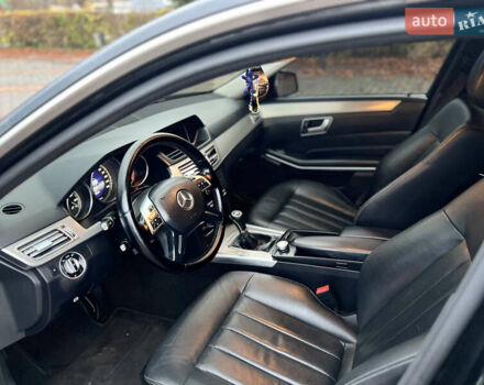 Черный Мерседес Е-Класс, объемом двигателя 2.2 л и пробегом 250 тыс. км за 11999 $, фото 5 на Automoto.ua