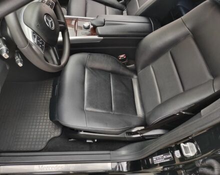 Черный Мерседес Е-Класс, объемом двигателя 2 л и пробегом 405 тыс. км за 15500 $, фото 6 на Automoto.ua