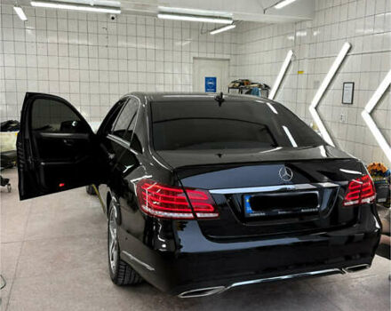 Чорний Мерседес Е-Клас, об'ємом двигуна 2.2 л та пробігом 225 тис. км за 18000 $, фото 3 на Automoto.ua