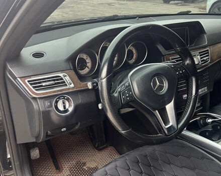 Черный Мерседес Е-Класс, объемом двигателя 2.2 л и пробегом 260 тыс. км за 20000 $, фото 10 на Automoto.ua