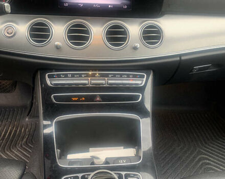 Черный Мерседес Е-Класс, объемом двигателя 2 л и пробегом 387 тыс. км за 24000 $, фото 15 на Automoto.ua