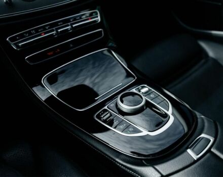 Черный Мерседес Е-Класс, объемом двигателя 2 л и пробегом 340 тыс. км за 22500 $, фото 5 на Automoto.ua