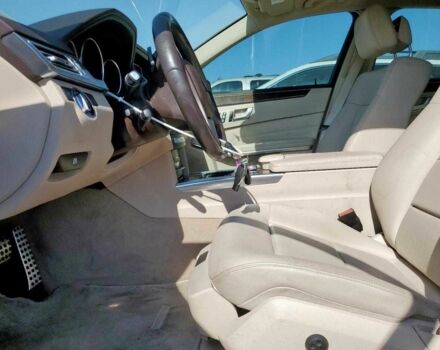 Черный Мерседес Е-Класс, объемом двигателя 2.1 л и пробегом 72 тыс. км за 4000 $, фото 6 на Automoto.ua