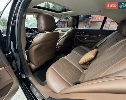 Чорний Мерседес Е-Клас, об'ємом двигуна 2 л та пробігом 144 тис. км за 27900 $, фото 2 на Automoto.ua