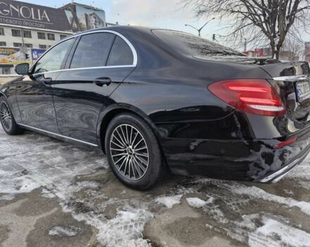 Черный Мерседес Е-Класс, объемом двигателя 2 л и пробегом 365 тыс. км за 22200 $, фото 2 на Automoto.ua