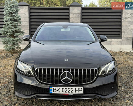 Черный Мерседес Е-Класс, объемом двигателя 2 л и пробегом 197 тыс. км за 29999 $, фото 2 на Automoto.ua