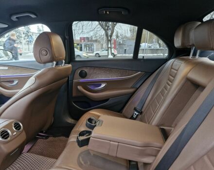 Черный Мерседес Е-Класс, объемом двигателя 2 л и пробегом 365 тыс. км за 22200 $, фото 6 на Automoto.ua