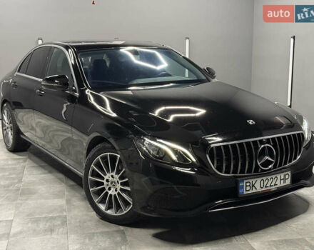 Черный Мерседес Е-Класс, объемом двигателя 2 л и пробегом 197 тыс. км за 29999 $, фото 1 на Automoto.ua