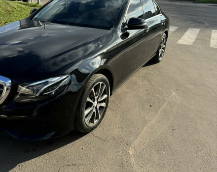 Чорний Мерседес Е-Клас, об'ємом двигуна 2 л та пробігом 216 тис. км за 27000 $, фото 1 на Automoto.ua